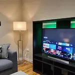 Kepler Residence Modern 4 Bedroom Property 1 Mile From Leeds Centre